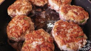 Frikadellen in Pepperoni Zwiebelsoße